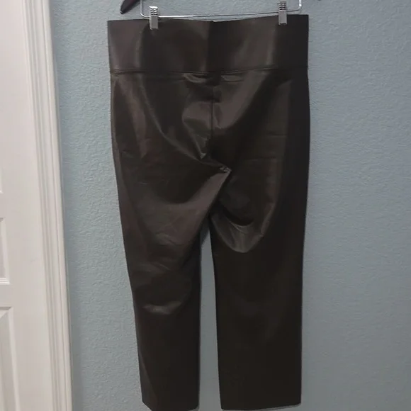 NWT HUE Chocolate Brown Vegan Leather Cropped Flared Leggings Sz XL - Picture 4 of 7